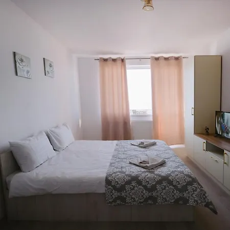 Spring - Mall Coresi Apartmán *